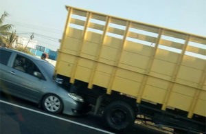 Sedan Menabrak Truk