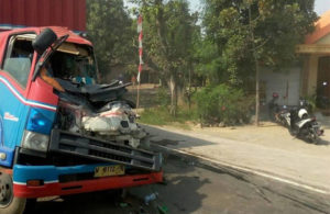Truk Hantam Bus di Ngawi