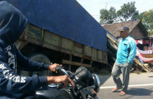 Truk Gandeng Seruduk Warung