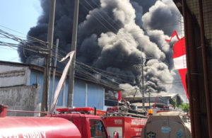 Kepulan Asap Imbas Kebakaran Gudang