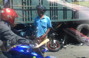 Kecelakaan Motor Masuk Kolong Truk