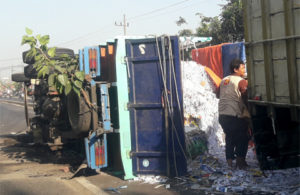 Truk Muat Kertas Terguling