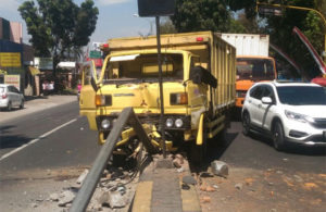 Truk Tabrak Pembatas Jalan di Singosari