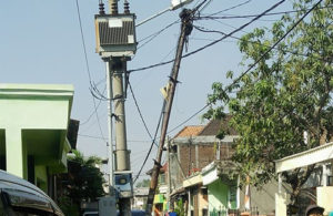 Tiang Listrik Hampir Roboh