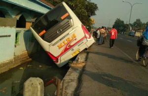 Bus Mira Terperosok di Parit Jombang