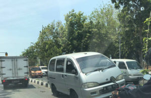Mobil Tabrak Pembatas Jalan