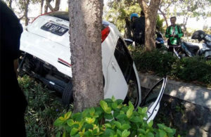 Kecelakaan Tunggal Mobil Terperosok