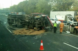 Truk Terguling di Tol Dupak