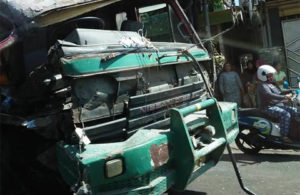 Laka Truk Bagian Depan Hancur