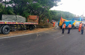 Proses Evakuasi Truk yang Terperosok di Tol Waru – Satelit