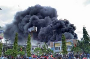 Kebakaran di depan Giant Pondok Chandra
