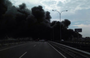 Kondisi Asap Hitam Mengepul dari Dalam Tol