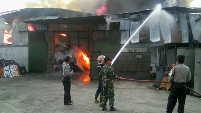 Gudang Pabrik  Penyulingan Kopra  di Mojokerto Terbakar 