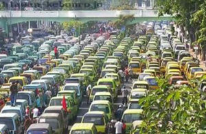 Unjuk Rasa Angkot di Jl Pahlawan