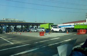 Macet di Gate Tol Waru