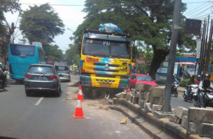 Truk Tabrak Median Jalan di Karanglo