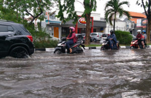 Genangan di Gayungsari Barat
