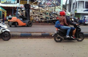 Proses Evakuasi Baliho Roboh