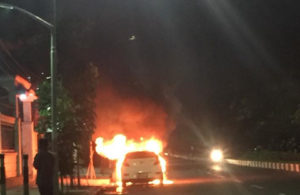Mobil Terbakar di Dharmahusada