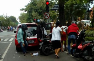 Beat Tabrak Brio di Diponegoro