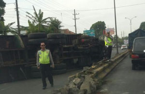Truk Terguling di Lawang