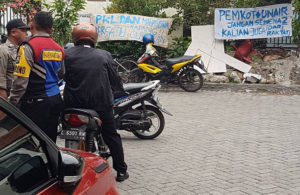 Spanduk Unjuk Rasa di Kantor Kecamatan Gubeng