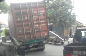 Truk Terperosok di Tambak Mayor