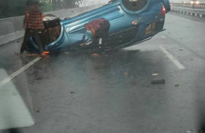 Mobil terbalik di tol Juanda – Waru KM 4.600