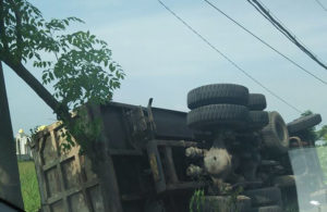 Truk Terguling di Krian