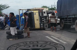 Truk terguling di Watangrejo