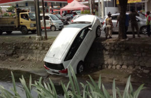 Mobil Terperosok di Wiyung