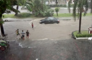 Surabaya Diguyur Hujan, Ruas Jalan Pun Banjir