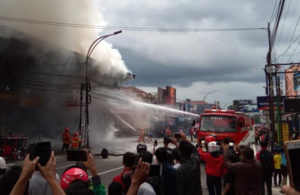 Petugas PMK Padamkan Api 4 Ruko di Malang