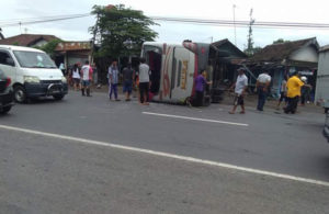 Bus Mira Terguling, Tabrak Teras Rumah Warga