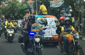 Unjuk Rasa Supporter Bola di Gresik