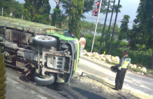 Truk Bermuatan Pasir Terguling di Babat