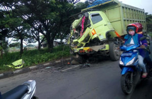 Kecelakaan 2 Truk di Duduk Sampeyan