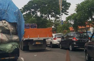 Truk Mogok di Kenjeran