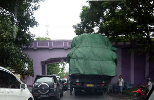 Kelebihan Muatan, Truk Nyangkut