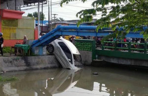 Mobil Masuk Sungai di Sukodono