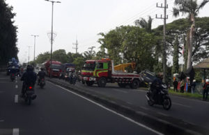 Evakuasi Mobil Masuk Parit