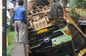 Truk Terperosok dan Terguling ke Drainase