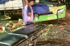 Diduga Mengantuk, Bus Berisi Rombongan Pelajar SMP Tabrak Truk