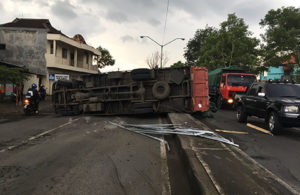 Truk Terguling di Pandaan