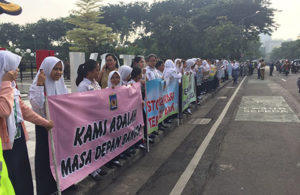 Aksi ‘Save the Children’ di Balai Kota Surabaya