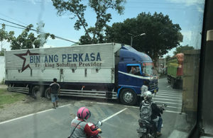 Truk Melintang Menutup Sebagian Jalur