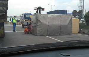 Evakuasi Truk Terguling di Gate Tol Tandes