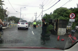 Truk Terguling di Jalan Wiyung