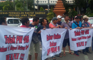 Unjuk Rasa Pengemudi Transportasi Online di DPRD Jatim