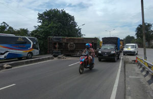 Truk Terguling di Flyover Trosobo